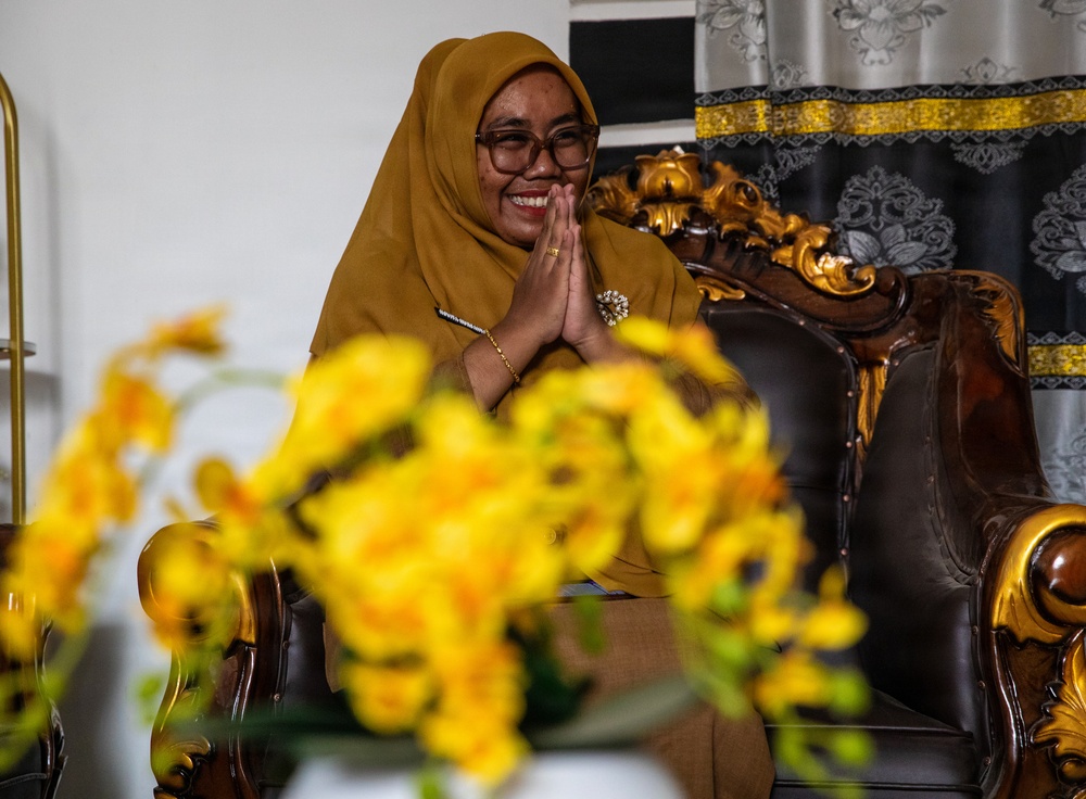 Principal Novia Nurcahyani at SD Negeri 12 Martapura during the August 2026 renovation project.