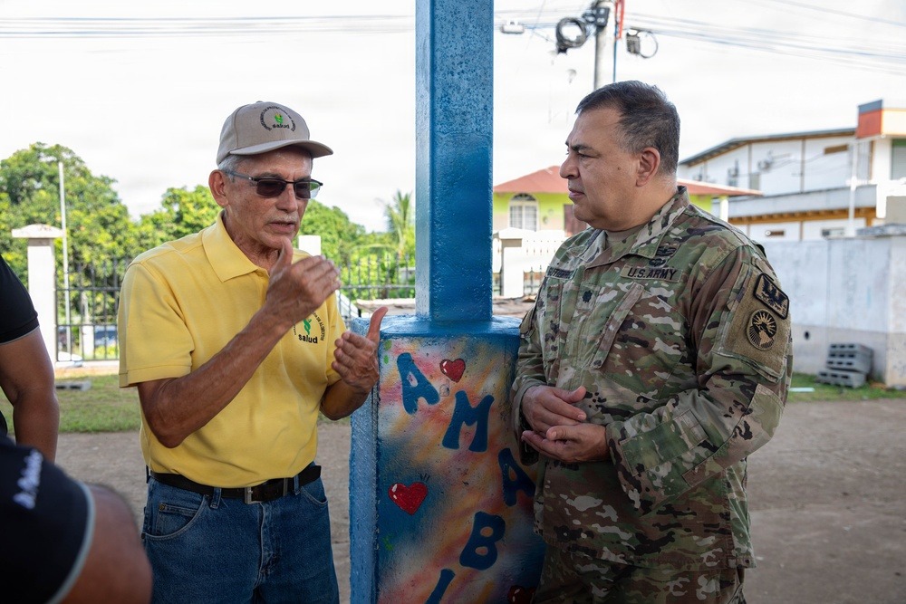 A Panamanian veterinarian and U.S. Army veterinarian Lt. Col. Hector Gutierrez speak before the medical mission in Metetí, September 26, 2026.